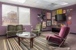 精致客厅色彩搭配紫色墙面装修效果图片