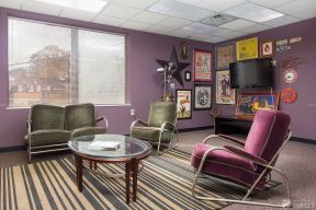 客厅色彩搭配 紫色墙面装修效果图片