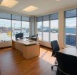 小办公室棕黄色木地板装修效果图片