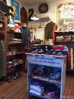 最新小型服裝店室內(nèi)展示柜裝修效果圖片