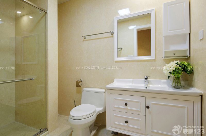 白色简约卫生间浴室柜装修效果图