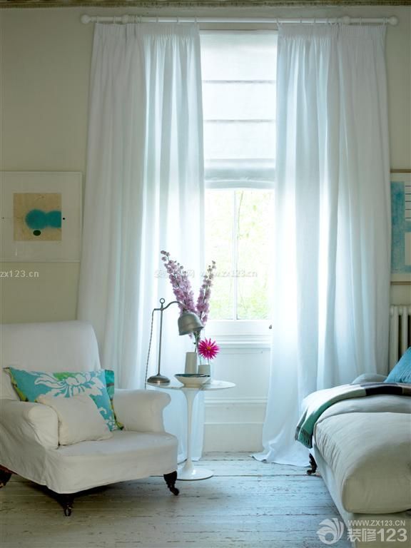 家庭客厅小飘窗白色窗帘装修效果图片