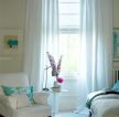 家庭客厅小飘窗白色窗帘装修效果图片