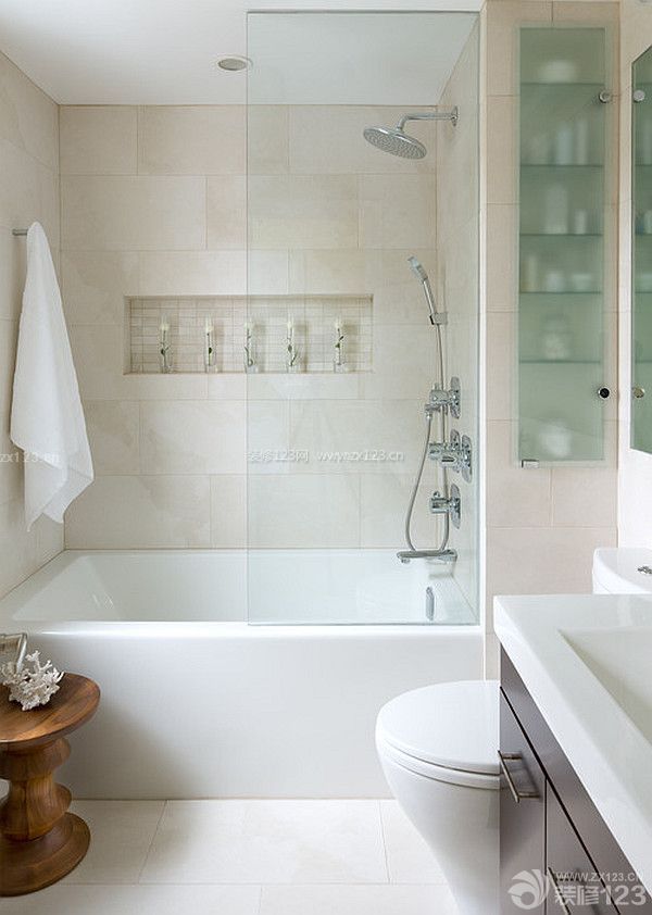 小面积卫生间白色浴缸装修效果图片