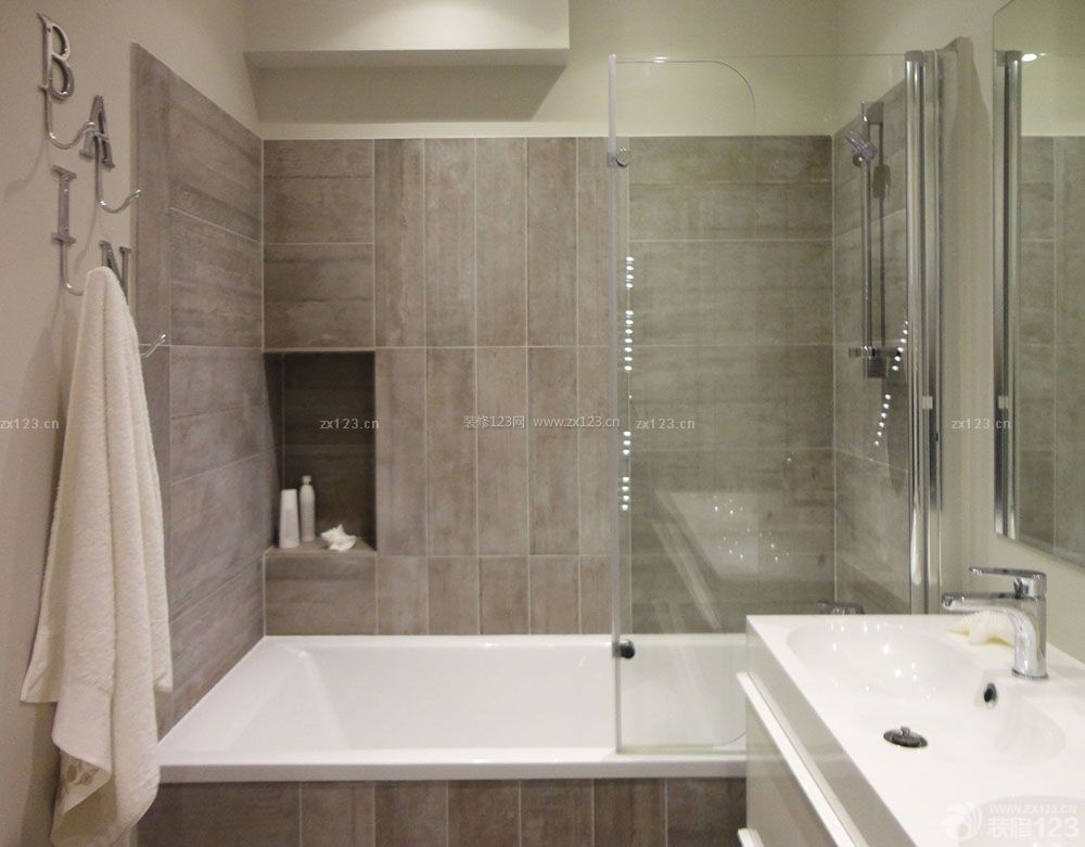 现代家装小面积卫生间砖砌浴缸装修效果图片