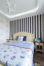 卧室床头背景墙条纹壁纸装修效果图
