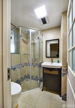 美式家装浴室玻璃门图片