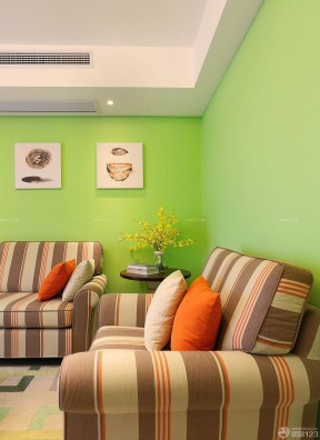 温馨小户型客厅绿色墙面装修效果图片