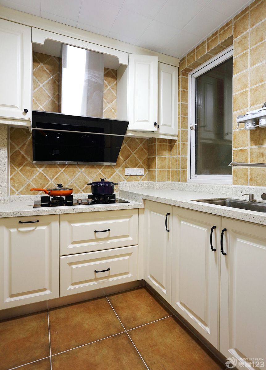 现代美式厨房装修暖黄色地砖效果图