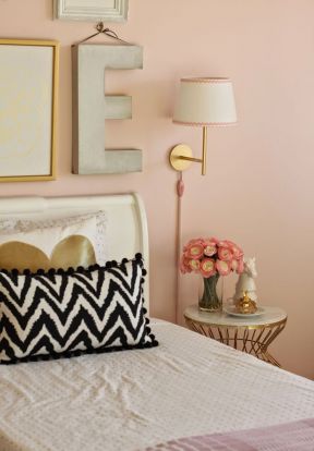 温馨粉色女生卧室欧式壁灯装修