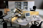小型办公室办公桌隔断装修设计图片