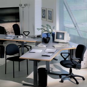 小型办公室装修图 办公桌椅装修效果图片