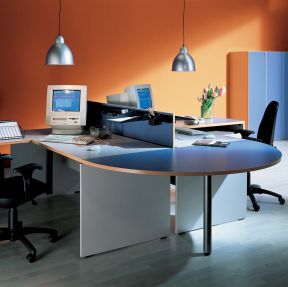 小型办公室装修图 隔断式办公桌