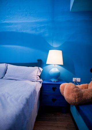 地中海风格卧室深蓝色墙壁 
