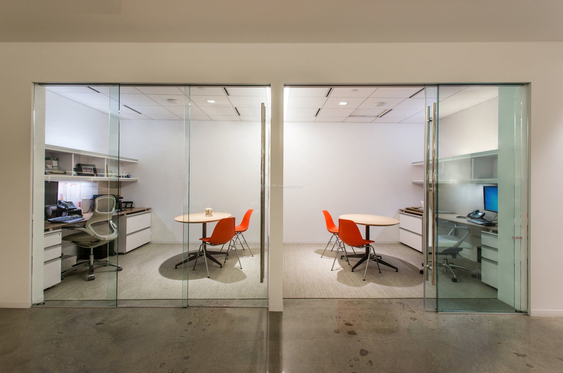 现代办公室玻璃隔断设计效果图图片