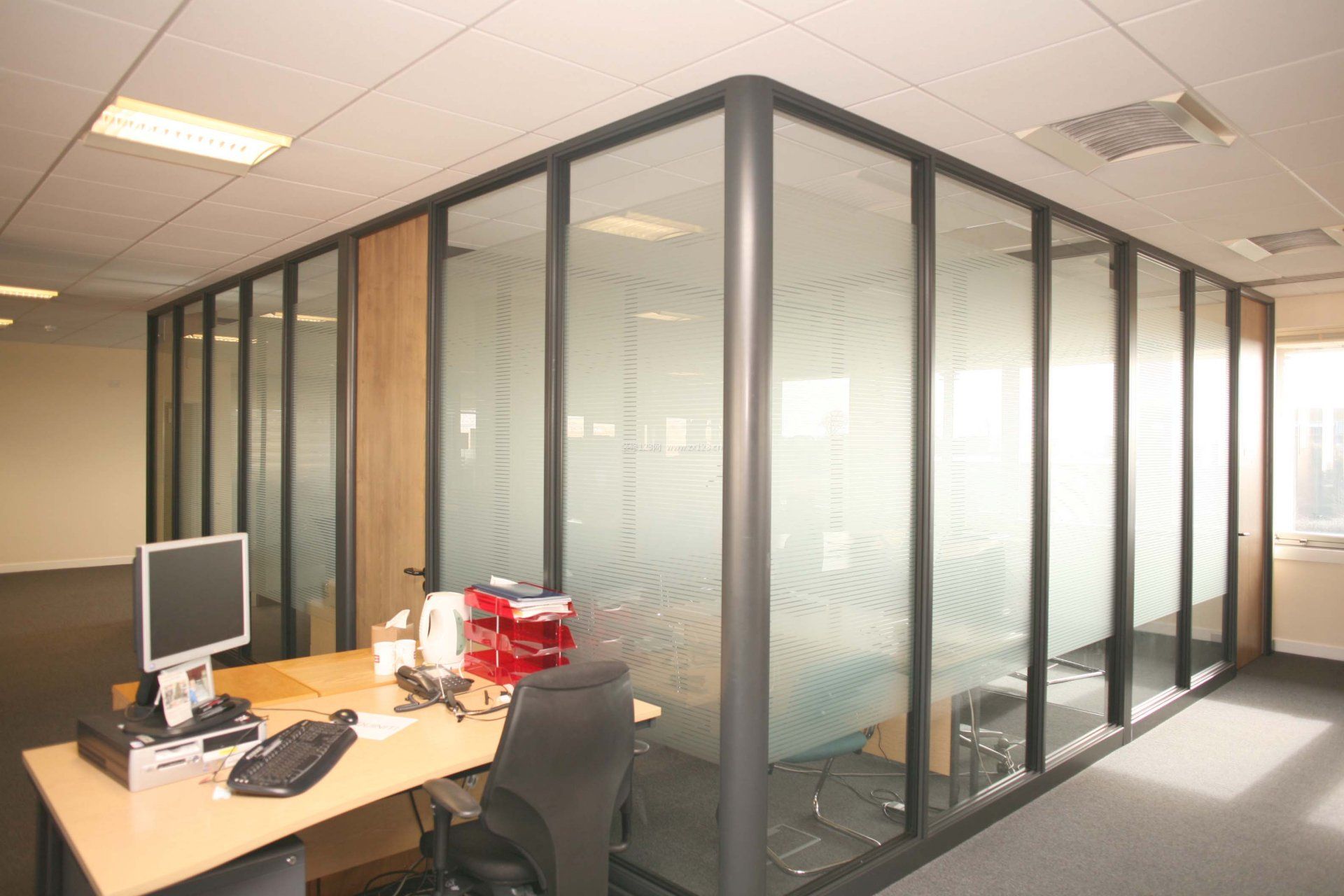 最新办公室玻璃隔断设计效果图大全