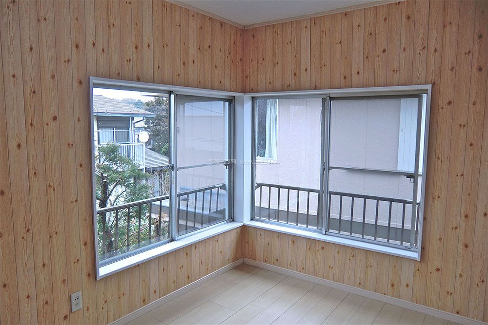 日式小户型客厅飘窗设计
