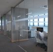 现代公司办公室玻璃隔断装修效果图