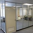 最新办公室玻璃隔断设计效果图片