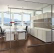 现代办公室玻璃隔断设计效果图片