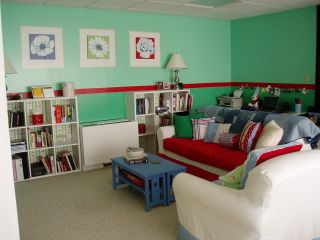 日式小户型客厅青色墙面装修效果图片