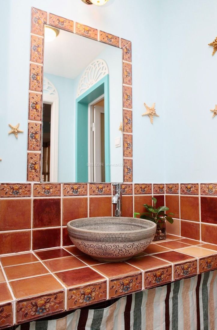 简约地中海风格卫生间瓷砖搭配装修效果图片