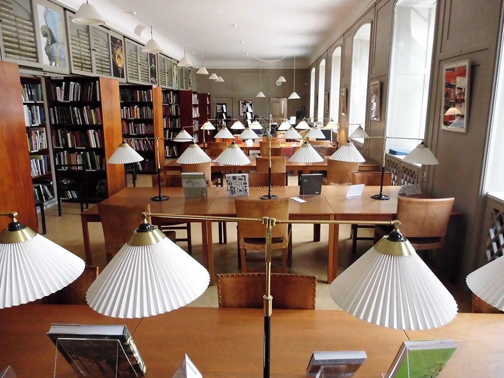 现代书馆书桌台灯装修设计效果图片