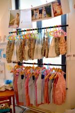 小型童装店衣架设计效果图图片 