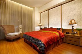 东南亚风格卧室深黄色木地板装修效果图片