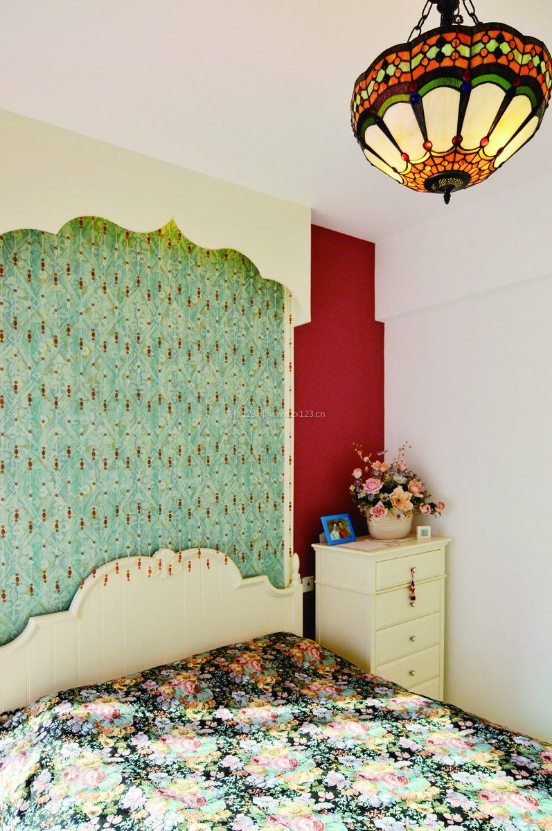 田园风格卧室床头背景墙设计
