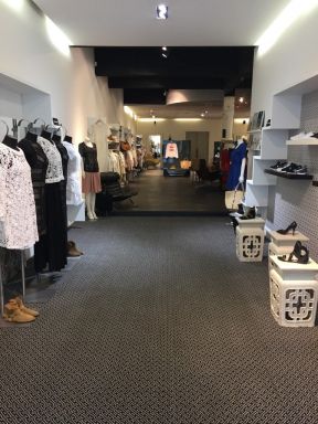 女裝店面室內(nèi)地毯裝修效果圖片