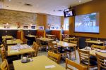 國外小型餐館室內(nèi)餐桌椅子裝修效果圖片