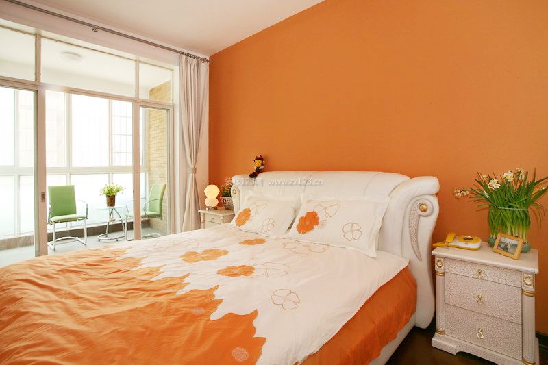 温馨卧室设计橙色墙面装修效果图片