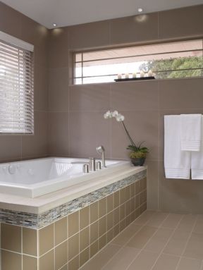 现代风格小卫生间砖砌浴缸装修效果图片