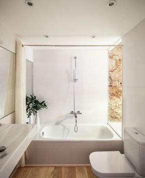 最新小卫生间砖砌浴缸装修效果图片