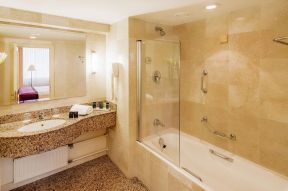 现代欧式风格小卫生间砖砌浴缸装修效果图片