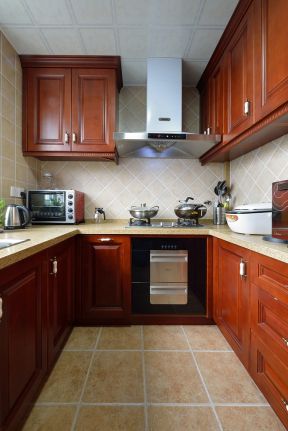 厨房棕色实木橱柜装修效果图片