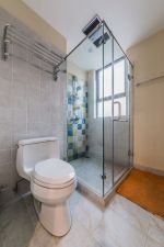 卫生间淋浴房玻璃隔断墙效果图
