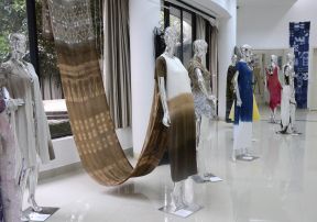 女裝服裝店內(nèi)白色地磚裝修效果圖片