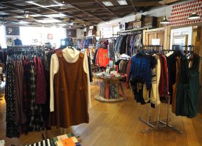 服裝店設(shè)計(jì)效果圖 棕黃色木地板裝修效果圖片