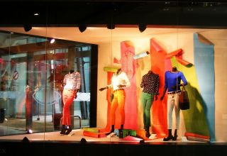 现代服装店橱窗装修效果图片