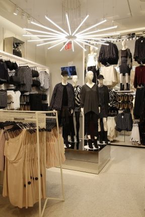 服裝店裝修風(fēng)格圖  吊燈圖片