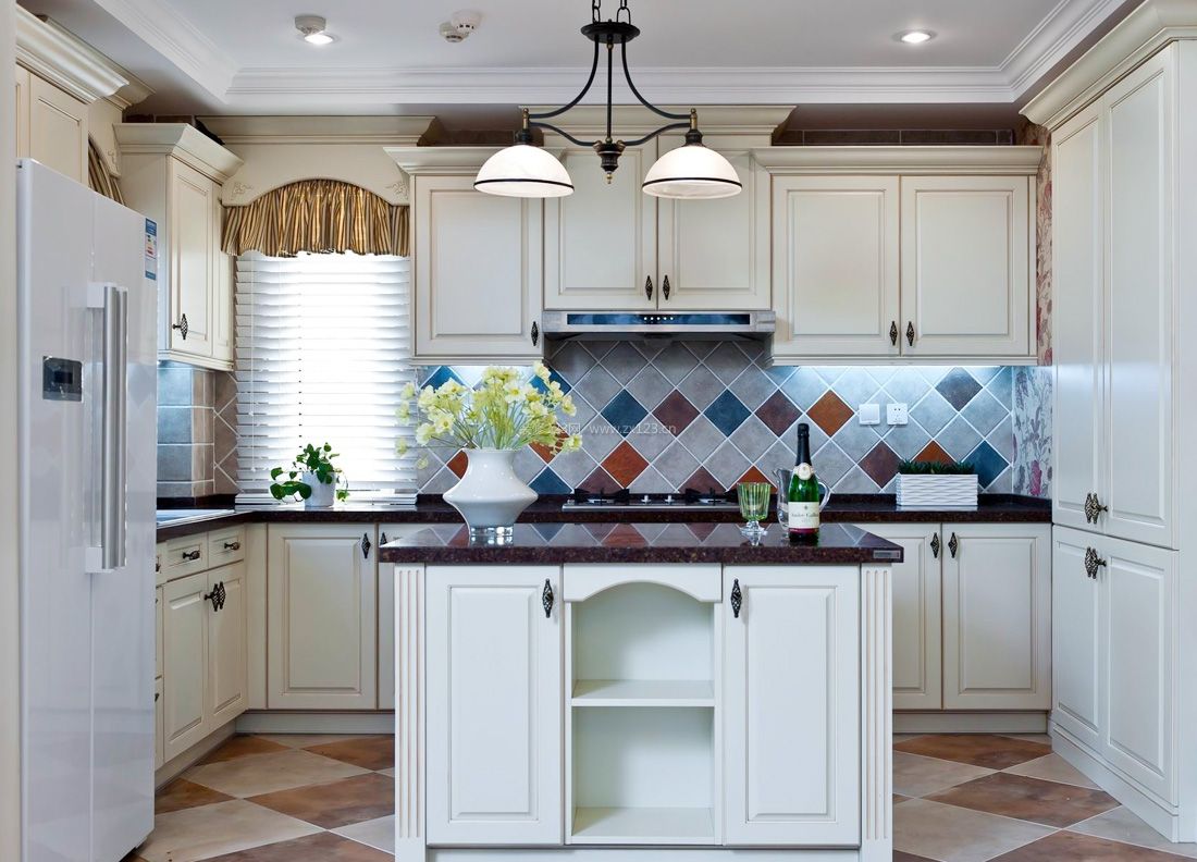 美式家装风格敞开厨房装修效果图片
