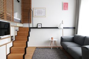 50小户型平米阁楼 木楼梯装修效果图片