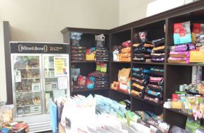 小型进口食品店室内货柜装修效果图图片