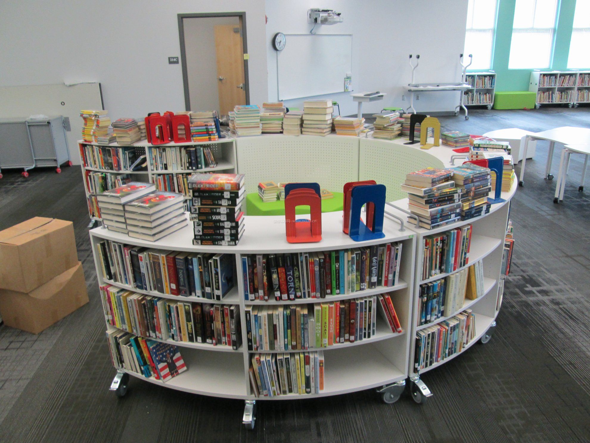 图书馆圆形书架设计效果图