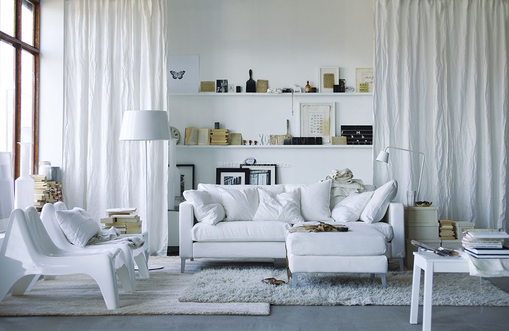 简约美式客厅白色窗帘装修效果图片