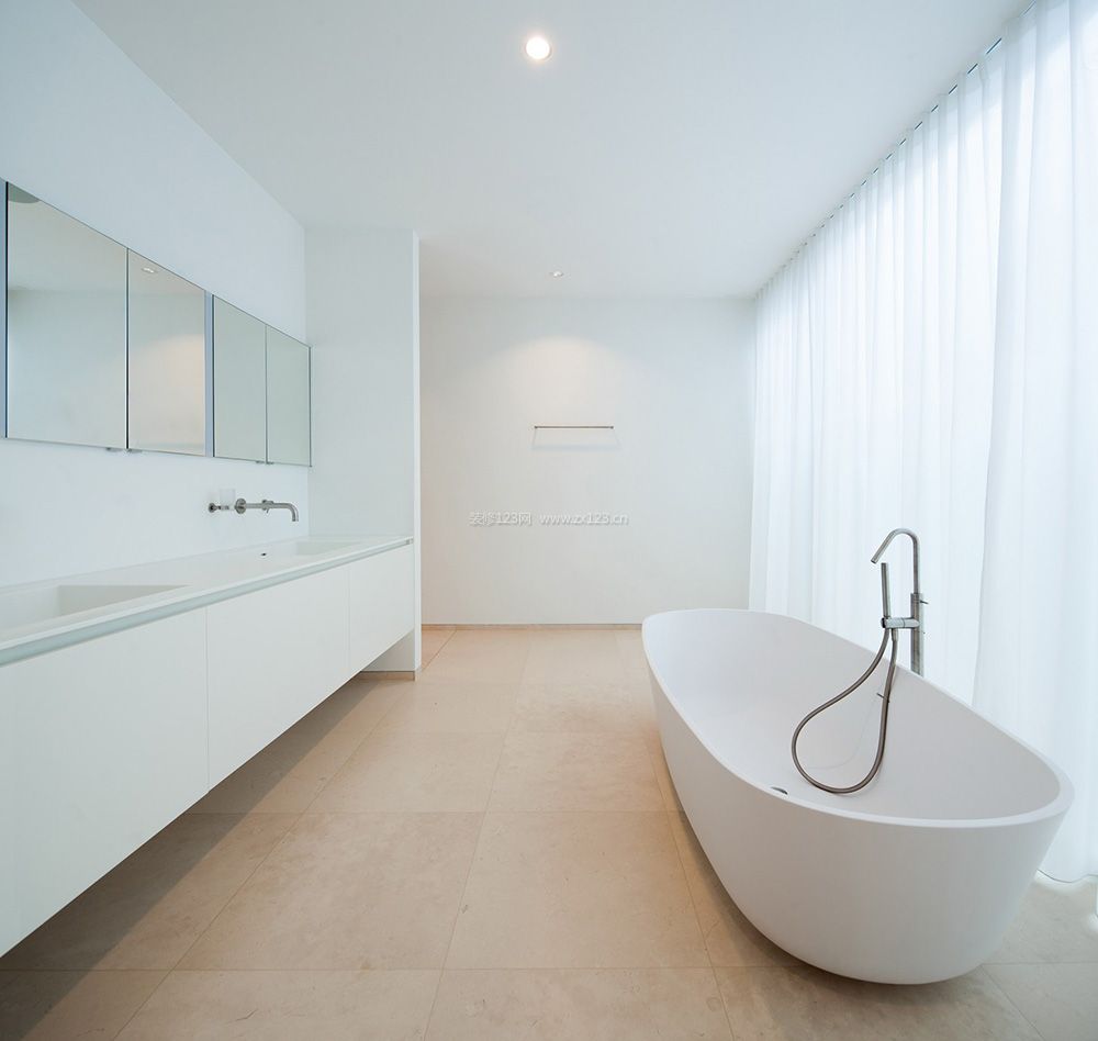 现代简约家装卫生间白色浴缸装修效果图片