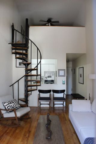 100平方带阁楼客厅旋转楼梯装修效果图片