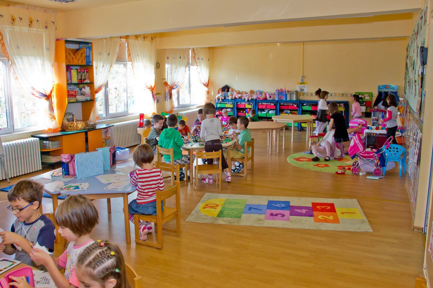 幼兒園深黃色木地板裝修效果圖片